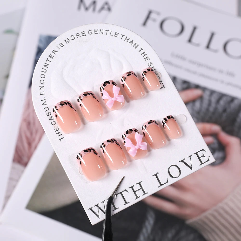 Faux ongles français imprimé léopard rose, 24 pièces, tête carrée courte, nœud papillon noir 3D, couverture complète en acrylique, à pression