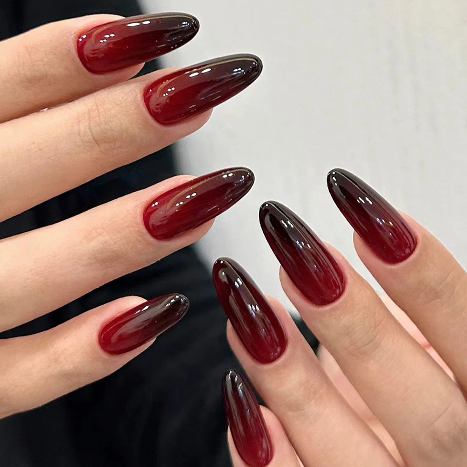 Faux ongles en forme de cercueil, dégradé rouge et noir, longueur moyenne, avec onglets collants, pointes de ballerine pour femmes, 24 pièces