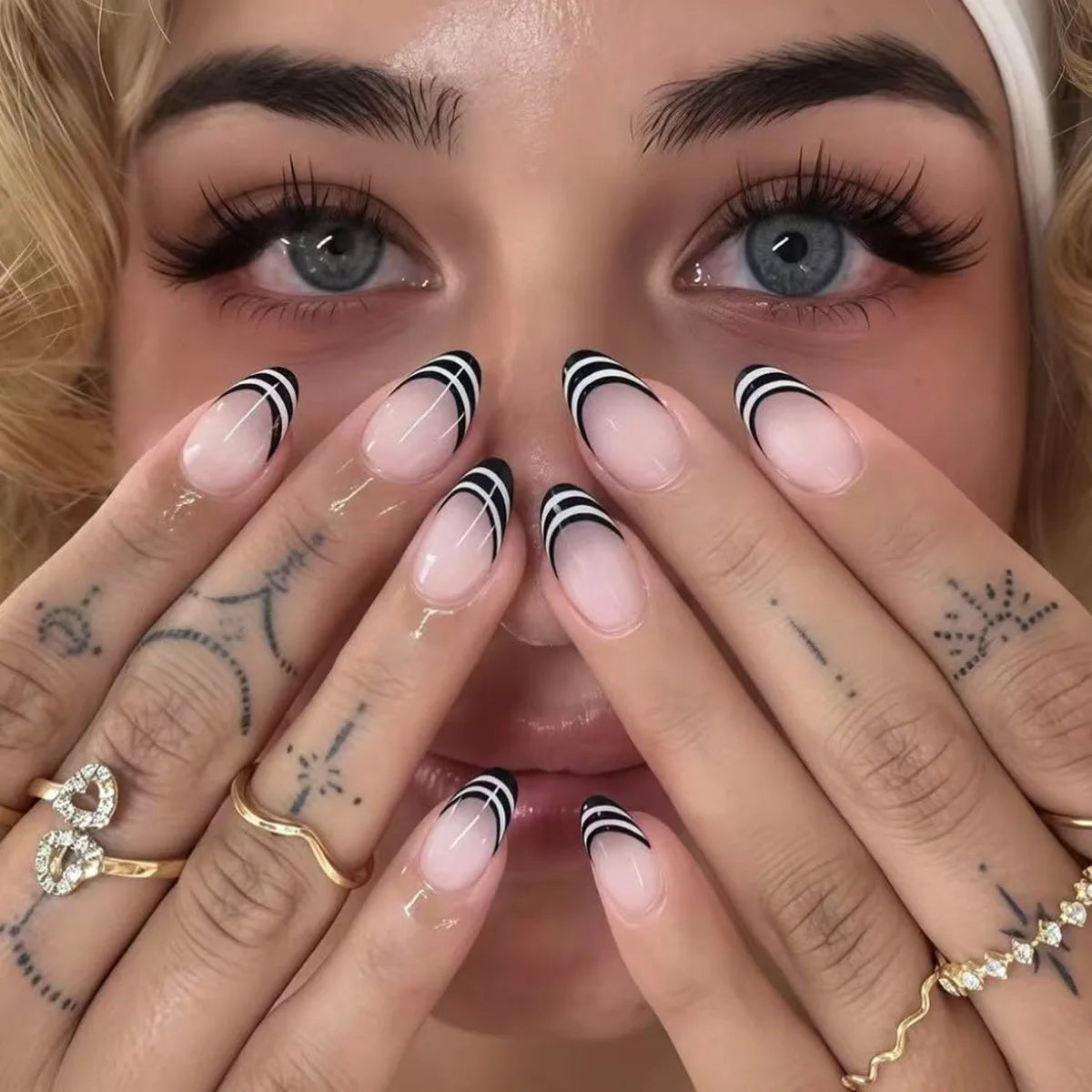 Conseils français noirs presse sur les ongles 3D blanc nœud papillon alliage étoiles modèles faux ongles Ballet charmes faux ongles manucure coréenne 24 pièces