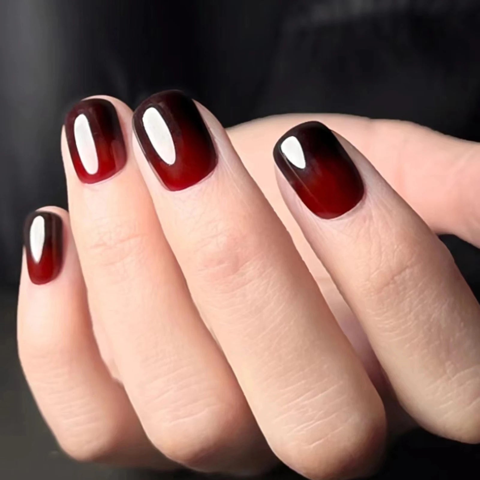 Faux ongles en forme de cercueil, dégradé rouge et noir, longueur moyenne, avec onglets collants, pointes de ballerine pour femmes, 24 pièces