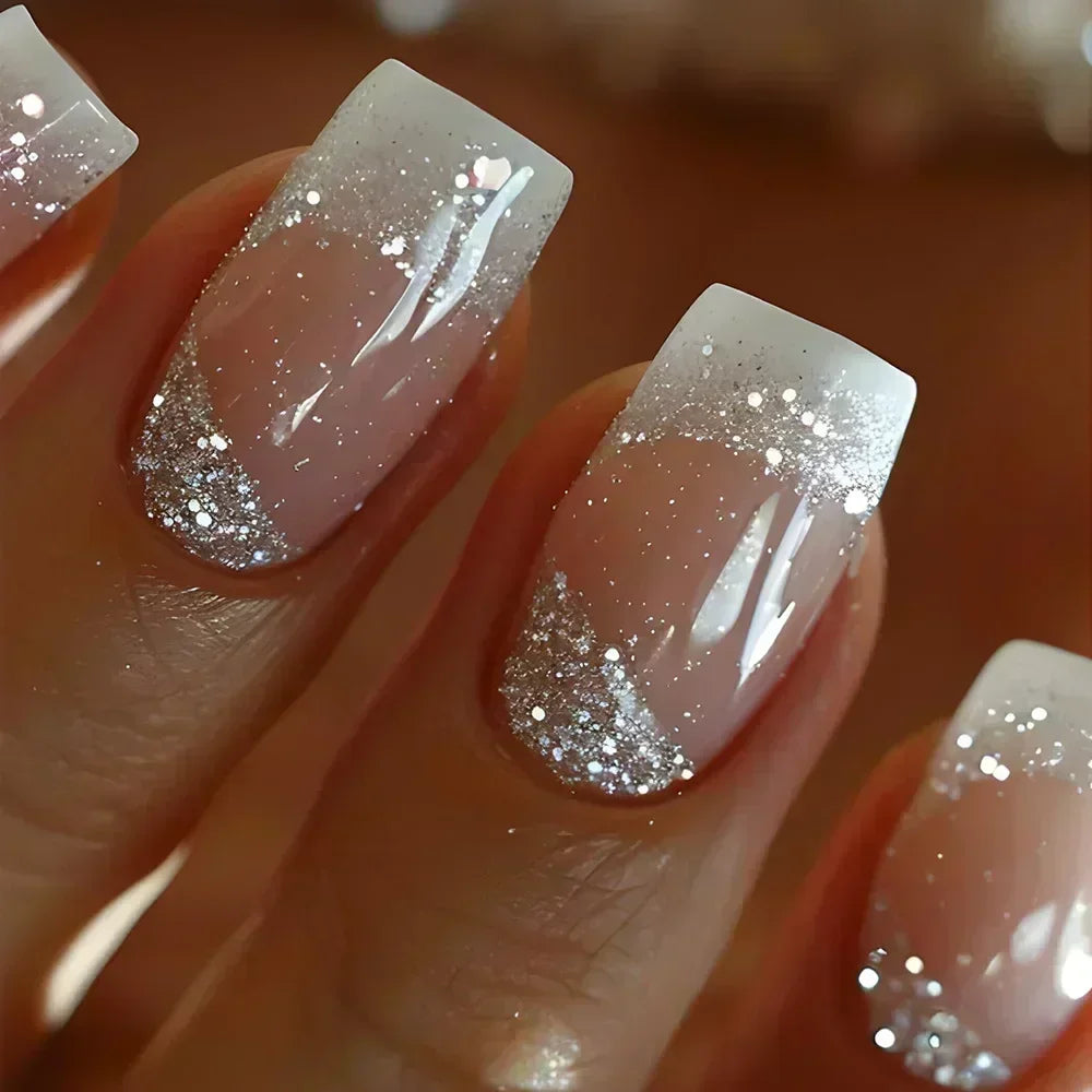 Faux ongles carrés courts et moyens, 24 pièces, scintillants, blancs, portables, argent, couverture complète française, pointes à pression