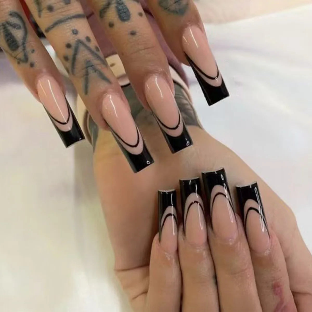 Conseils français noirs presse sur les ongles 3D blanc nœud papillon alliage étoiles modèles faux ongles Ballet charmes faux ongles manucure coréenne 24 pièces