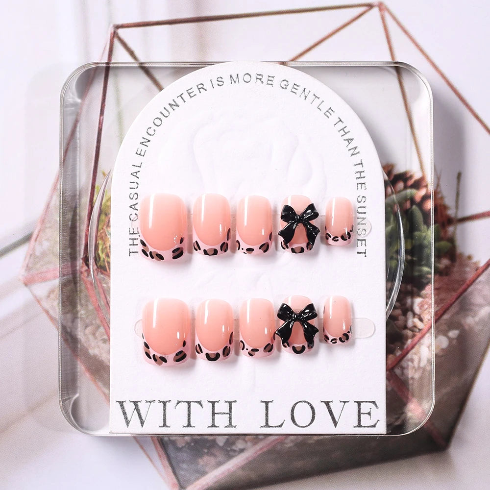 Faux ongles français imprimé léopard rose, 24 pièces, tête carrée courte, nœud papillon noir 3D, couverture complète en acrylique, à pression