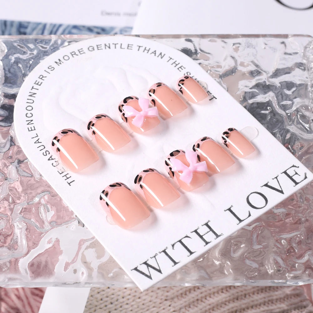 Faux ongles français imprimé léopard rose, 24 pièces, tête carrée courte, nœud papillon noir 3D, couverture complète en acrylique, à pression