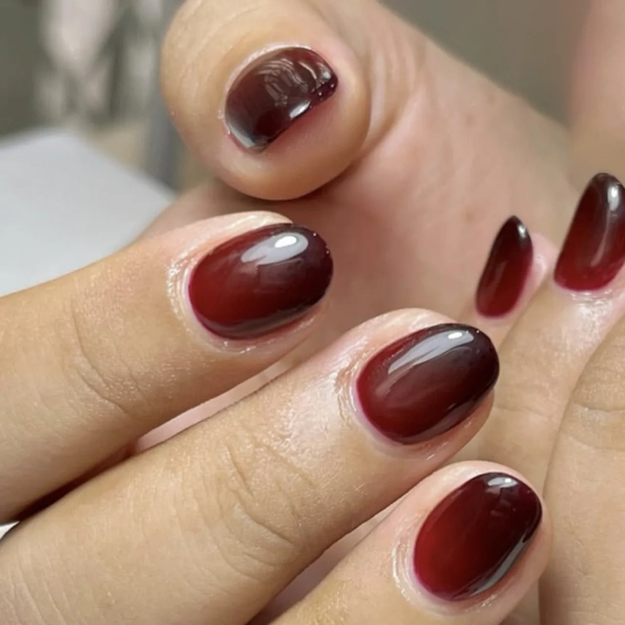 Faux ongles en forme de cercueil, dégradé rouge et noir, longueur moyenne, avec onglets collants, pointes de ballerine pour femmes, 24 pièces